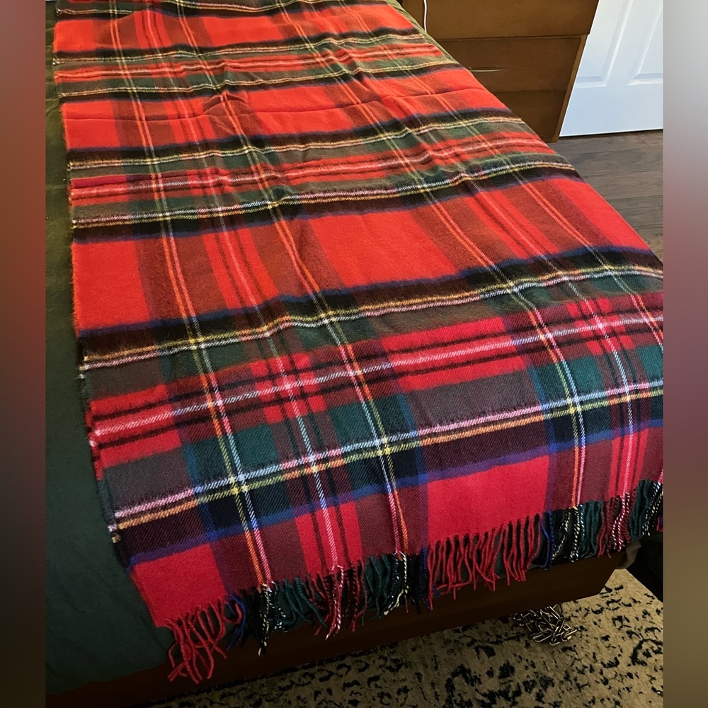 NWT Lambswool Throw Blanket by LochCarron of Scotland in Royal Stuart Tartan - Picture 3 of 7